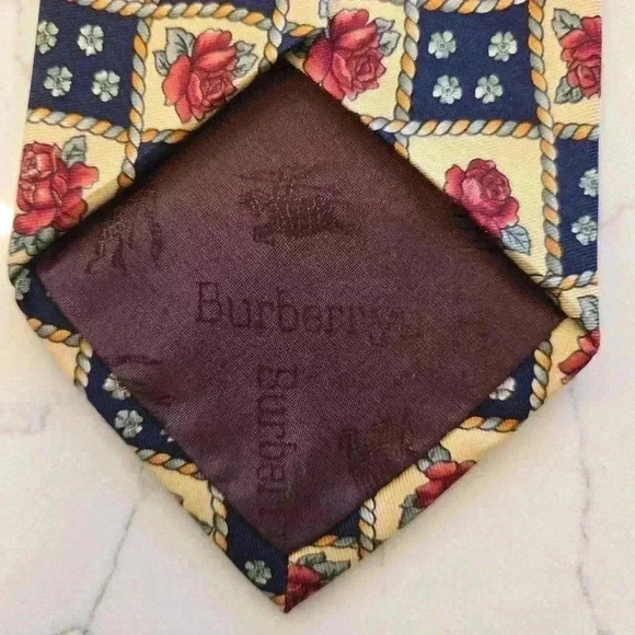 VTG Burberry's Of London Roses Silk Hand Sewn Mens Tie - Picture 4 of 6